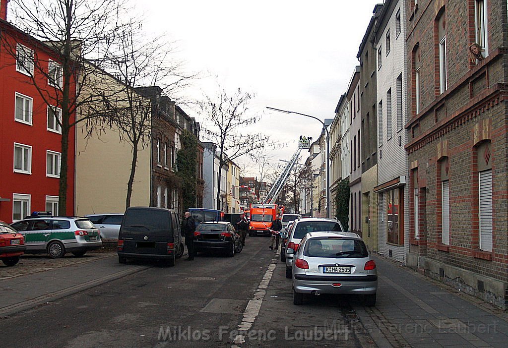 Einsatz Feuerwehr SEK Polizei Koeln Nippes Merheimerstr P119.JPG